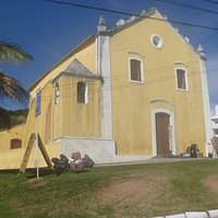 Fachada, com elementos com o campanário a esquerda