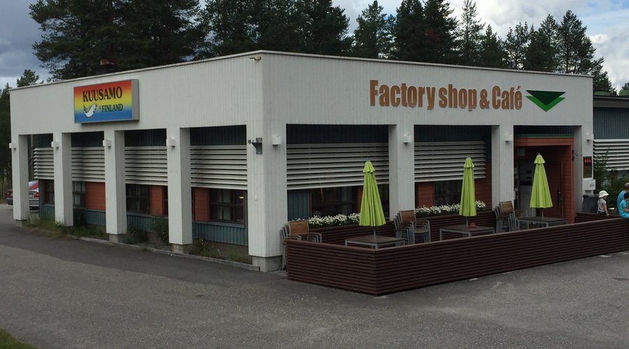 Kuusamon uistin tehtaanmyymälässä akvaario