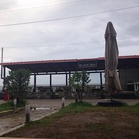 Кафе находится на первом этаже отеля, есть открытая веранда у моря.