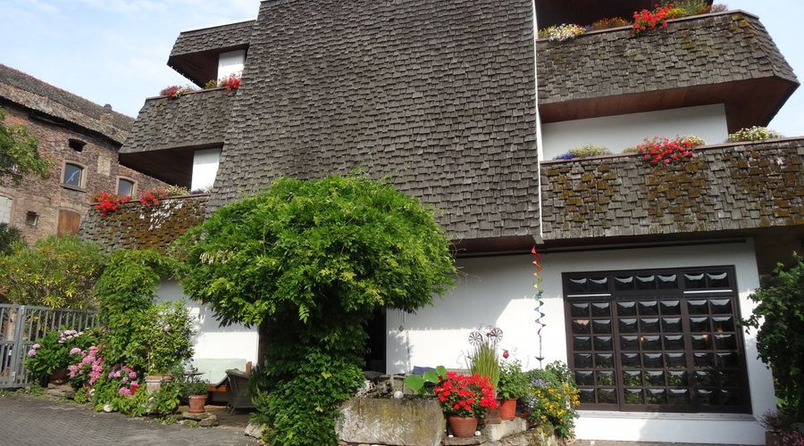 Ansicht des Hotels vom Parkplatz aus