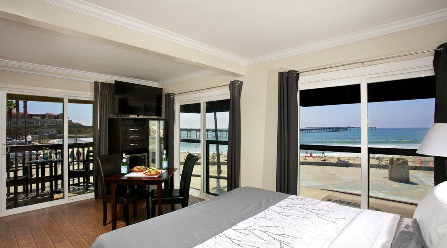 King Suite w/Balcony & extra Queen Bed