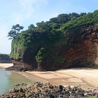 まるで紅の豚に出てくるシーンのような崖に囲まれた砂浜