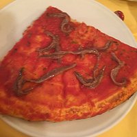 Pizza con acciughe ... Tante acciughe!!! Buonissima.