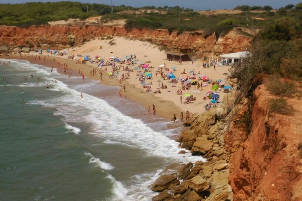 Um jovem turista na passarela da praia bateles em conil de la frontera  cadiz andaluzia