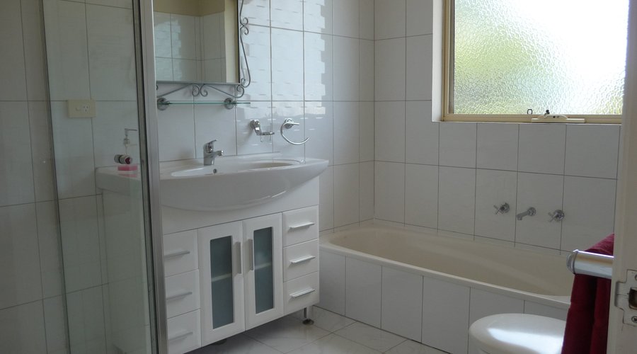Executive Ocean Suite bathroom