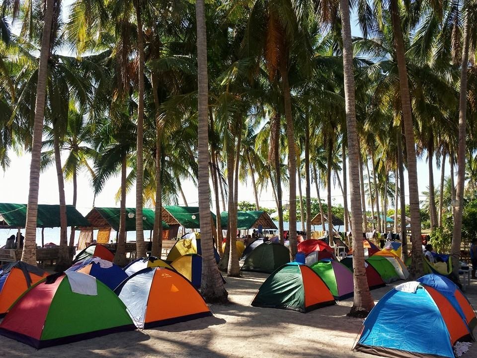 WAWIE'S BEACH - Campground Reviews (Maniuaya Island, Philippines)