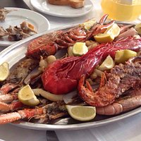 Muy buena comida! Los mariscos de rechupete. Y un batido de fresa con helado de vainilla q estab