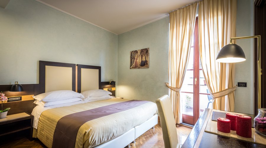 room with balcony e partial view