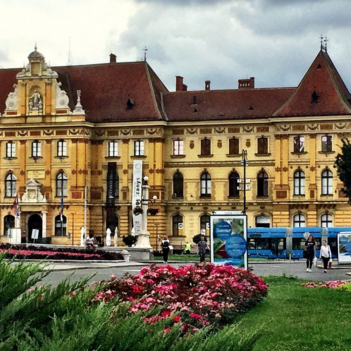 Музеи загреба. Zagreb Museum of Arts and Crafts. Технический музей (Загреб). Загреб достопримечательности. Музей красный дом в Загребе.