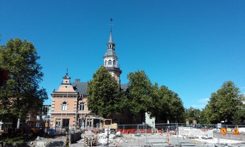 Historisches Gebäude mit Turm, unten Touristinformation