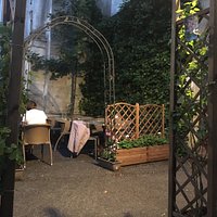 Vue sur la petite terrasse à l'avant du restaurant