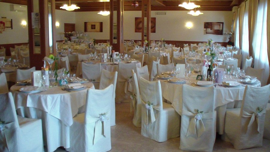 Sala Sposi con tavoli rotondi
