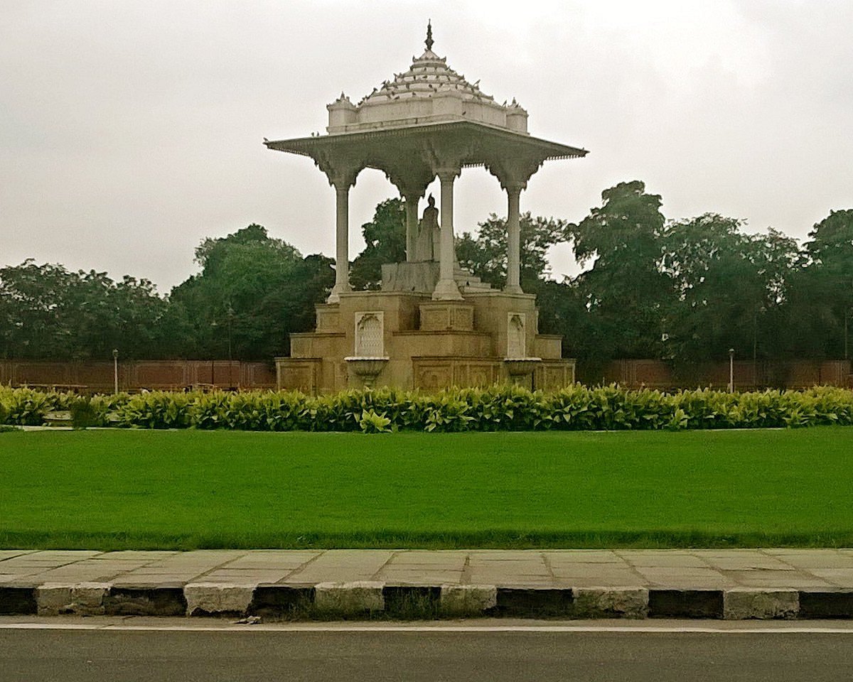 Поиск индия. Statue circle Джайпур.