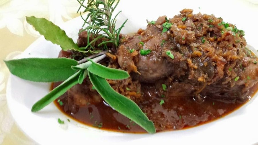 Stinco di maiale brasato al Nero d'Avola