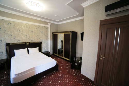 LEO PALACE HOTEL - Hostel Reviews (Chornomorske, Chornomorske District)