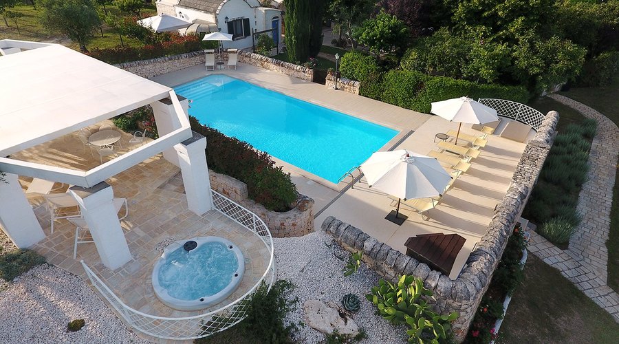 Piscina, vasca idromassaggio e solarium