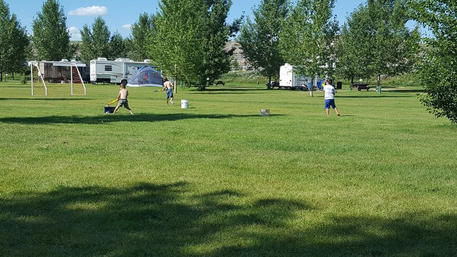 Beautiful grassy area for kids to play. Playground is good too. No sewer hookup and wifi is unre