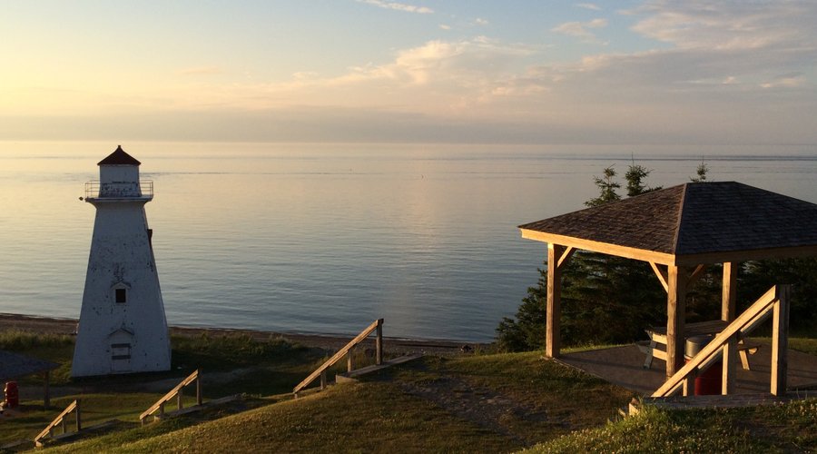 Plage a l'arrière de la propriété
