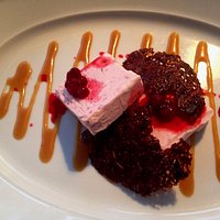 semifreddo alla fragola con cialde di cioccolato