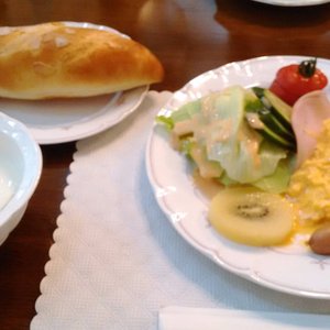 朝食のメニューです。サラダ、スクランブルエッグ、ソーセージ、パン、ヨーグルト。美味しくいただきました。