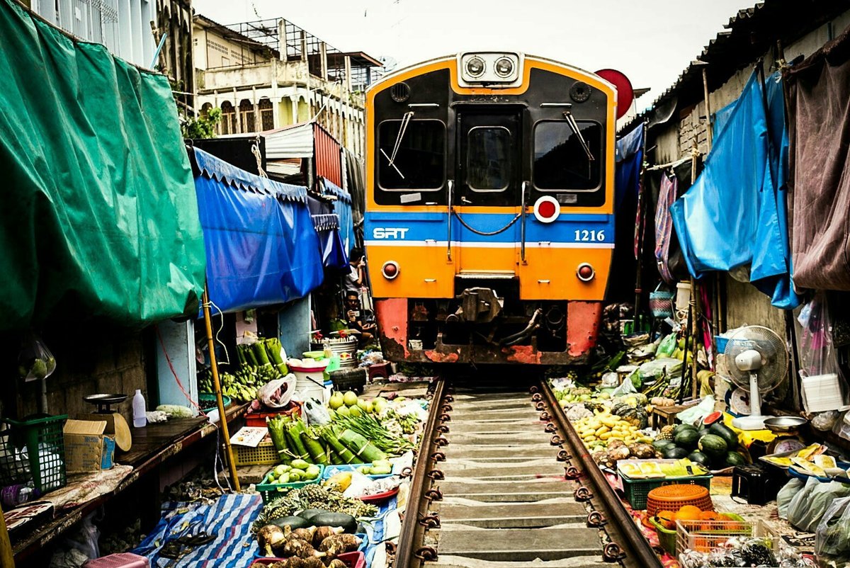 Mae Klong Railway Market (Hoop Rom Market)