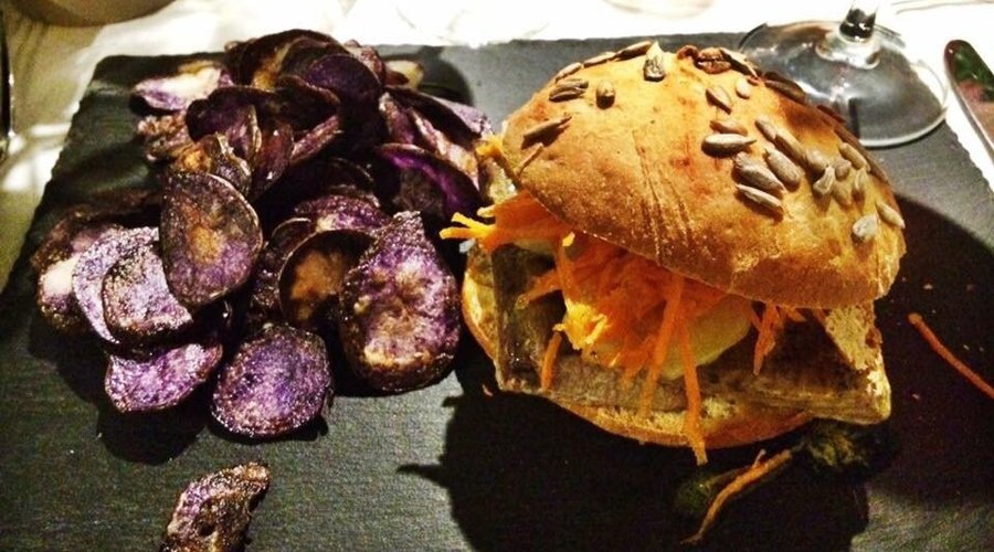 Ok mi sono innamorata di questo piatto: Hamburger di tonno e chips di patate viola 😍