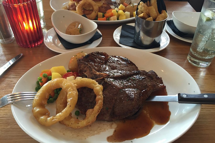 Sunday Roast. England food. The Country Inn and the Sunday Roast.