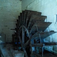 Старинная водяная мельница, которая работает по технологии XVI века - делает масло.