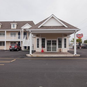 Grounds at the Anchorage Motel