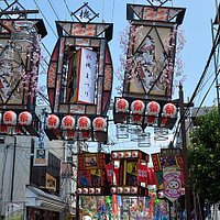 飾りもの(位置が高いと下に車が通行できます)