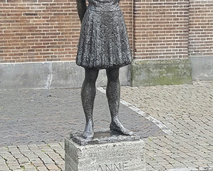 Anne Frank Standbeeld image