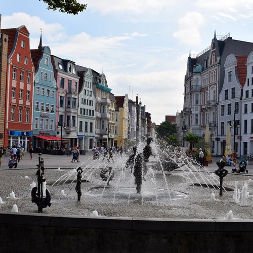 Brunnen der Lebensfreude (Rostock, Tyskland) - omdömen bild Foto