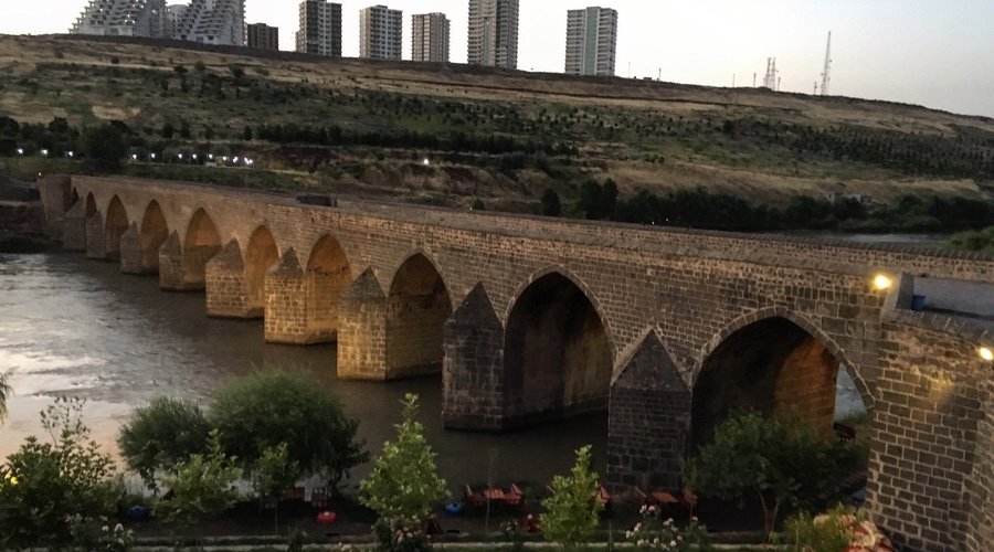 Dicle nehiri üzerine kurulu namı diğer 10 gözlü köprü. 1500 yıllık bir tarihi var. Yaşayan tarih