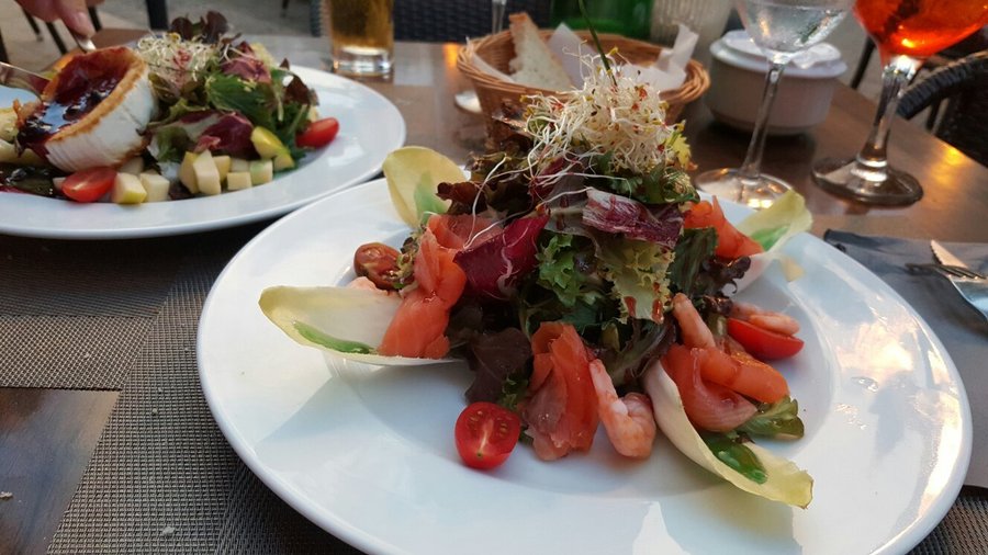 Hele lekkere salades (geitenkaas en zalm) gegeten op het terras van dit fijne restaurant. Fijne 