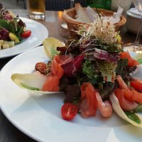 Hele lekkere salades (geitenkaas en zalm) gegeten op het terras van dit fijne restaurant. Fijne