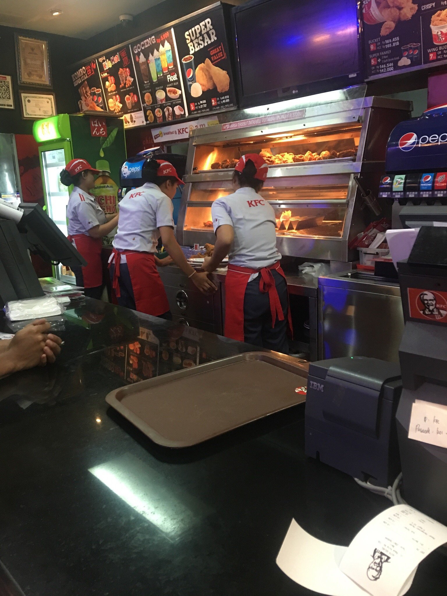 KFC Kuta Square (クタ) の口コミ72件 - トリップアドバイザー