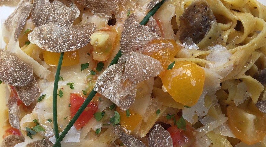 Bandnudeln in Olivenöl mit Cocktailtomaten und frisch gehobeltem Trüffel