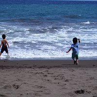 波打ち際で、波と追いかけっこしました。