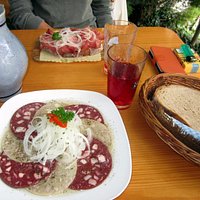 Pressack sauer angemacht , Handbrot und roter Most