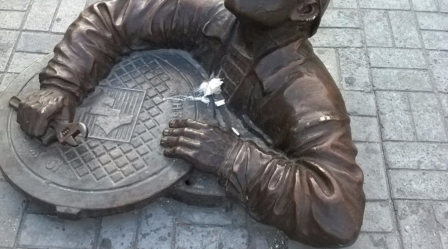 Памятник сантехнику! И,да,иногда он курит по настоящему)))
