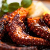 Pulpo Zarandeado con Arroz en su Tinta