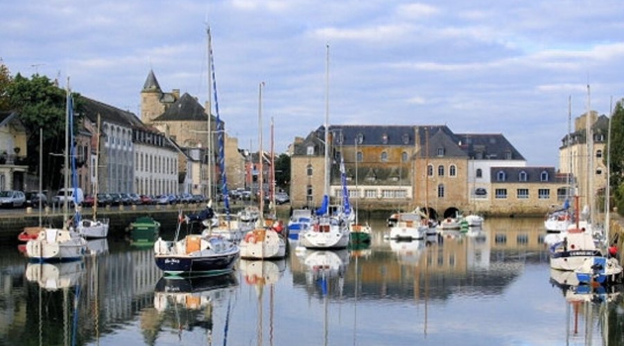 Vue sur la rivière et son port