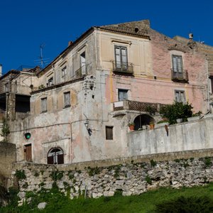 Veduta delle antiche mura megalitiche