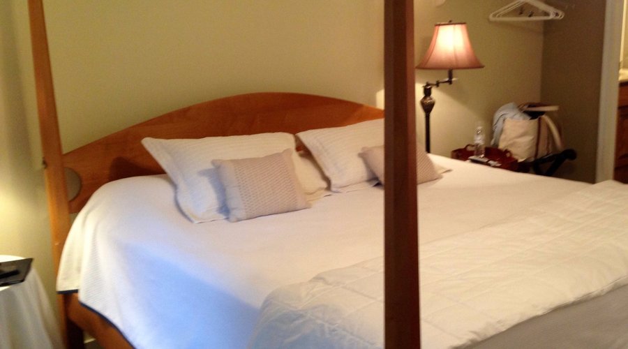 The king size bed with wonderful linens and environmentally friendly quilt was extremely comfort