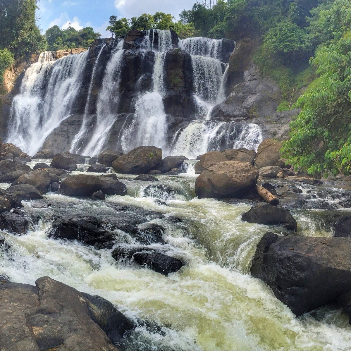 Водопад запада. Водопады Индонезии. Bandung Waterfall.