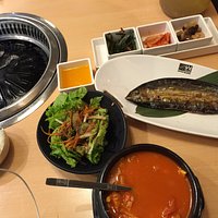 泡菜、沙拉、熱湯、燒魚、白飯,很滿足!
