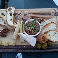 assiette d'amuse-bouches pour accompagner les bières, en terrasse