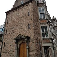 Achterkant dat uitkijkt op het stadhuis