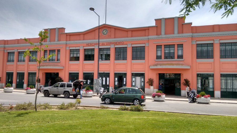 A frente do mercado chama a atenção