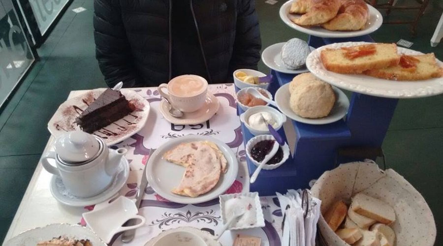 Este desayuno, para dos, aproxi $300 (pueden comer 3) Muy completo